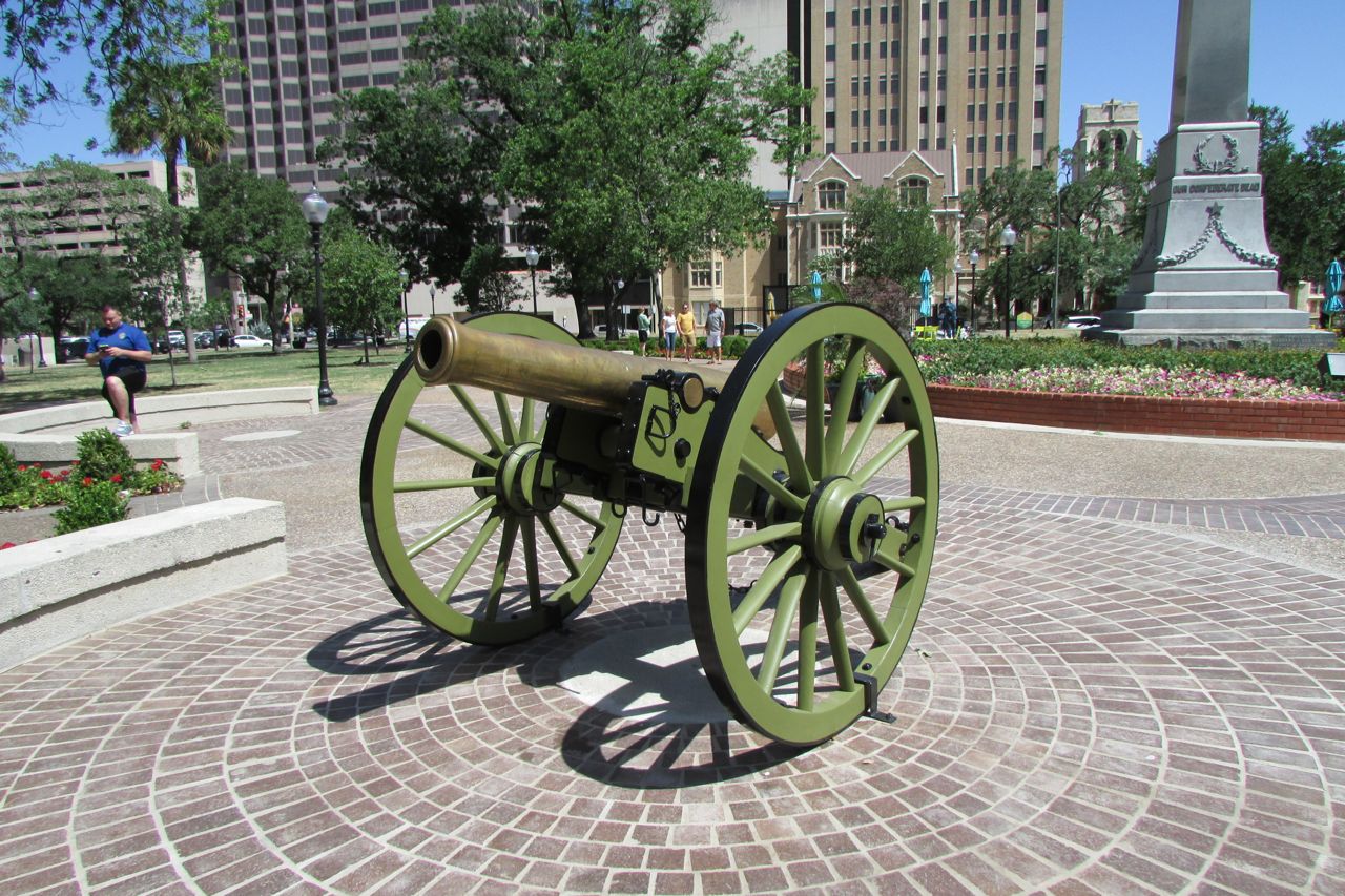 Civil war cannon in Travis Park, downtown San Antonio, Texas | San Antonio Charter Moms