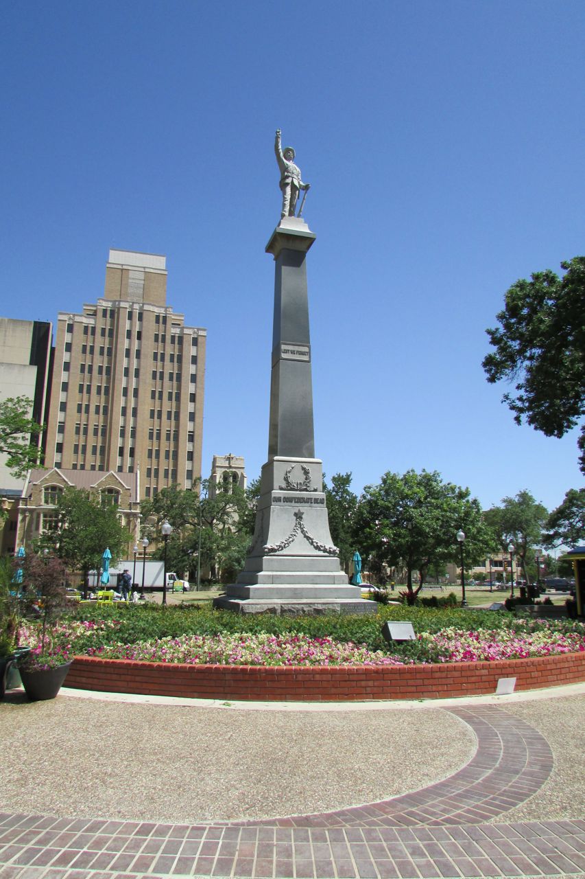 Confederate memorial at Travis Park | San Antonio Charter Moms