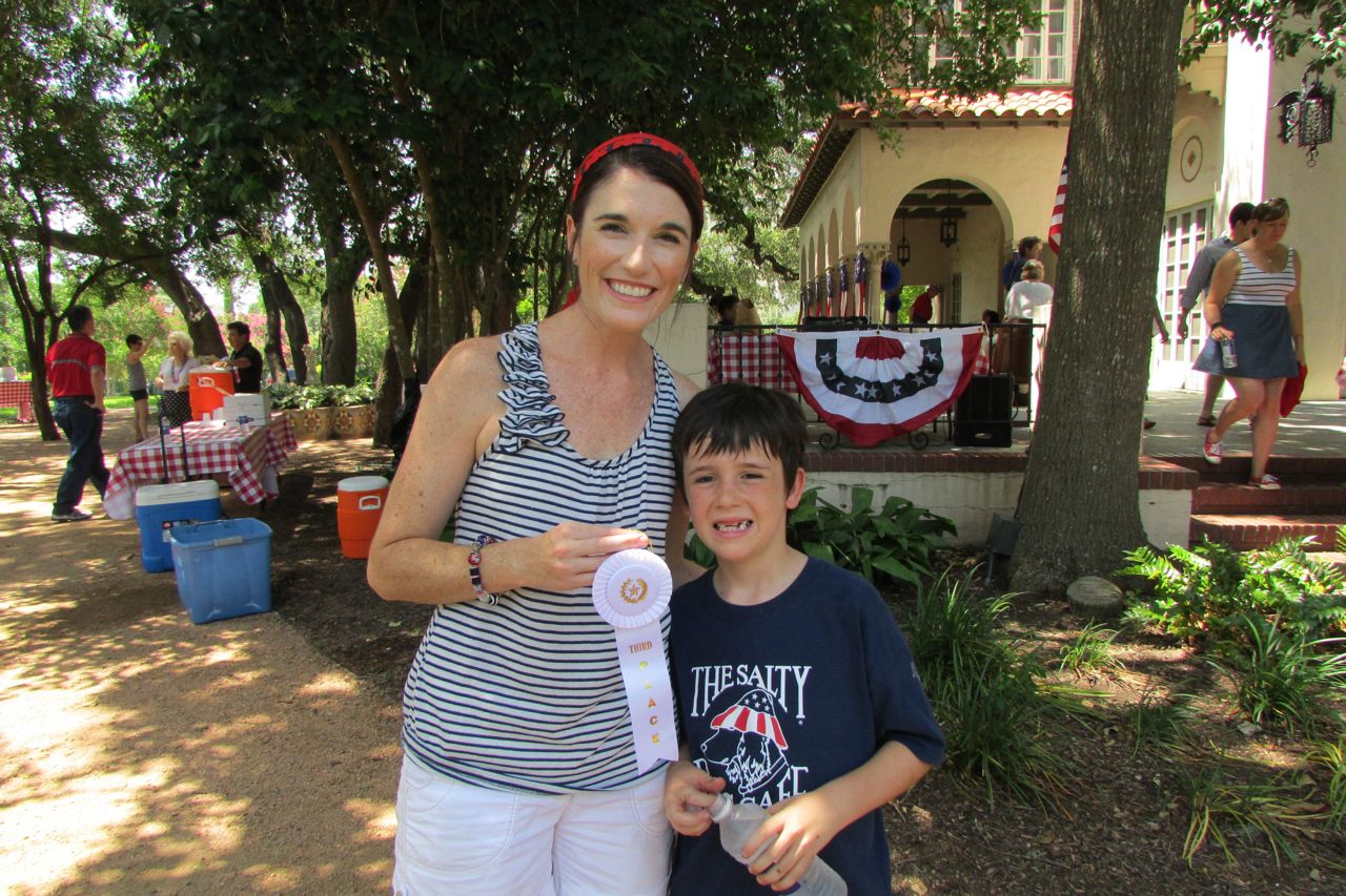Jacquelyn and Charlie Fagan with third place ribbon for best pie at the Monte Vista Historical Association 4th of July picnic | San Antonio Charter Moms