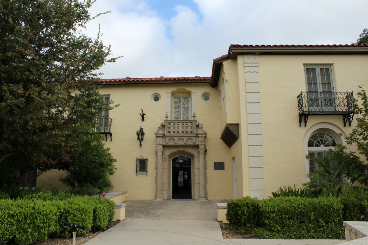 Entrance to Landa Library after 2017 renovations | San Antonio Charter Moms